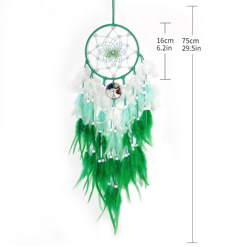 Un capteur de rêves décoratif en plumes blanches et vertes avec un motif de fleur au centre, suspendu par un fil tressé vert.