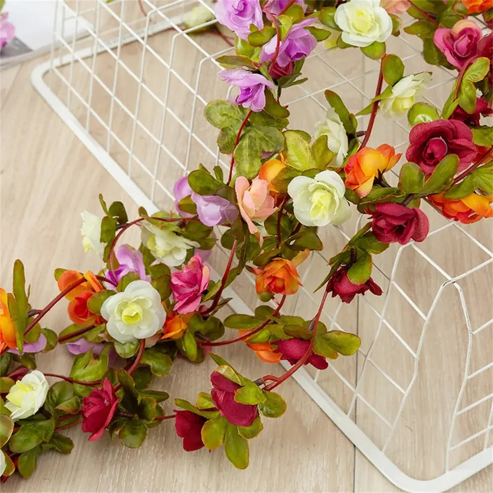 guirlande fleurs artificielles roses jaunes blanches vertes feuilles vertes mariage décoration extérieure