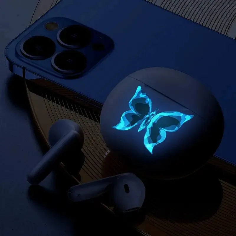 Détail de l'autocollant papillon bleu luminescent dans l'obscurité