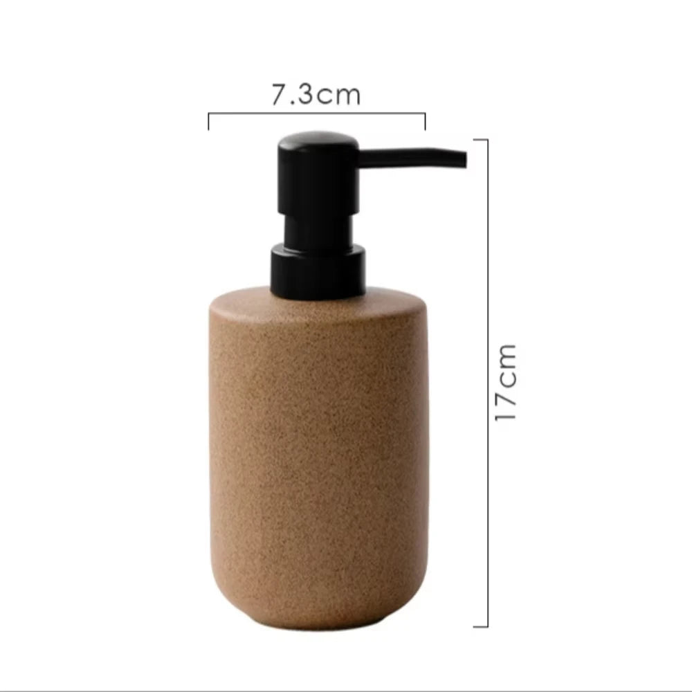 distributeur savon liquide céramique beige texture granulée minimaliste accessoire salle bains après shampooing lotion
