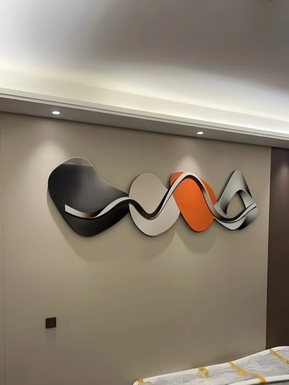 lampe murale moderne abstraite couleurs gris noir orange métallique effets lumineux chambre salon