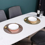 Vue de dessus du set de table rond sur table en bois