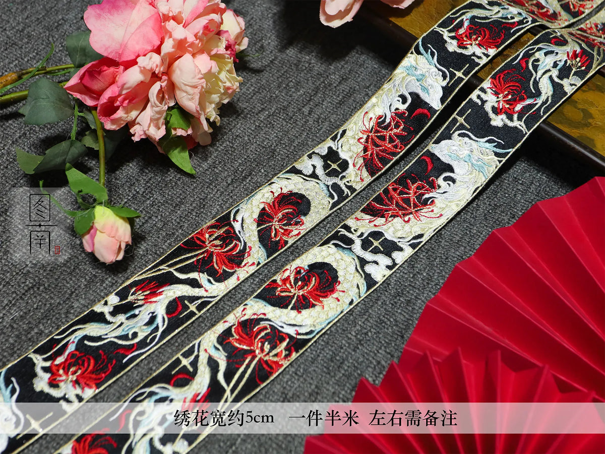 ruban décoratif artisanal dragon stylisé fleurs motifs floraux rouge noir blanc doré
