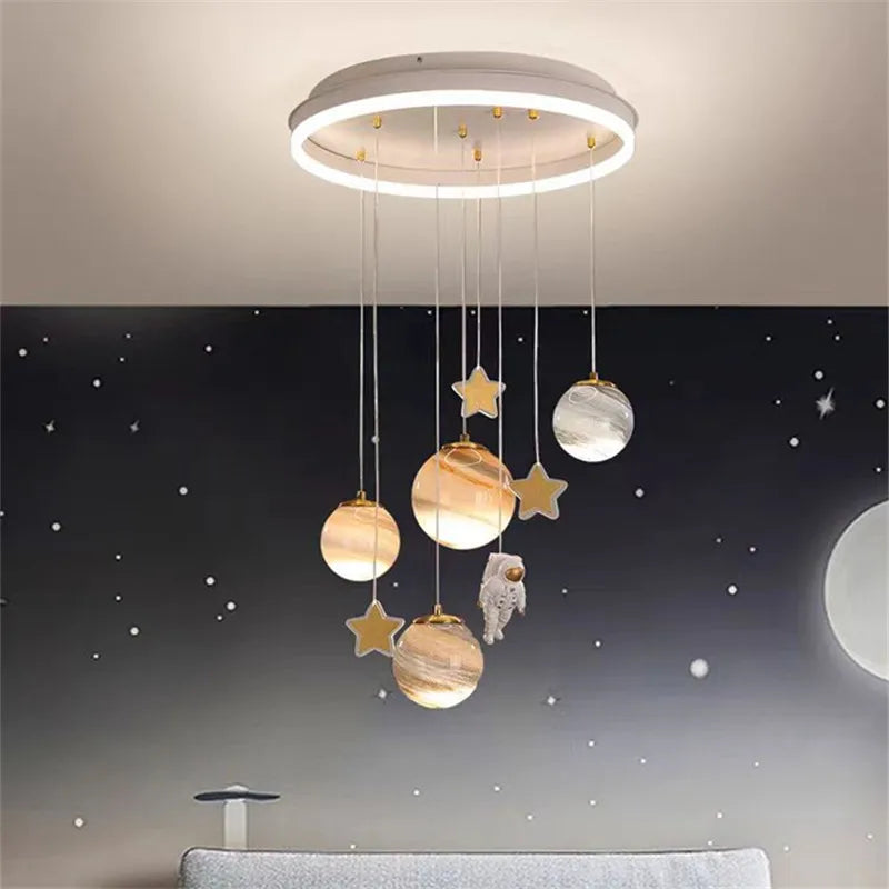 suspension lumineuse moderne boules marbrées étoiles dorées astronaute led blanc doré gris bleu marron