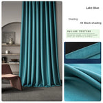 Rideau bleu turquoise clair texturé en tissu épais, avec détail de couture et finition blackout, dans une ambiance contemporaine