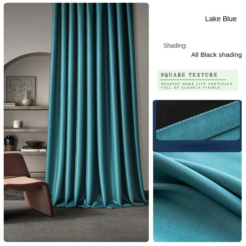 Rideau bleu turquoise clair texturé en tissu épais, avec détail de couture et finition blackout, dans une ambiance contemporaine