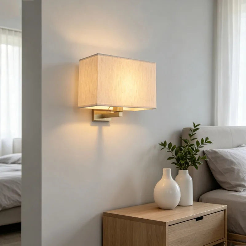 applique murale moderne tissu texturé abatjour opaque couleur beige doré chambre coucher salon entrée