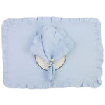Un petit coussin décoratif en tissu bleu clair avec des volants et un motif central orné d'un élégant nœud.
