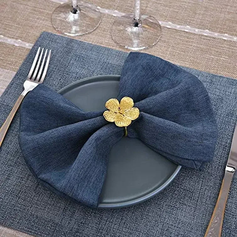anneau serviette or fleur stylisée texture rugueuse moderne élégant décoration table fête