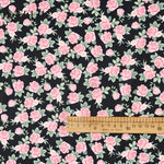 tissu mousseline polyester imprimé fleurs roses fond noir couture robe chemisier rideau diy