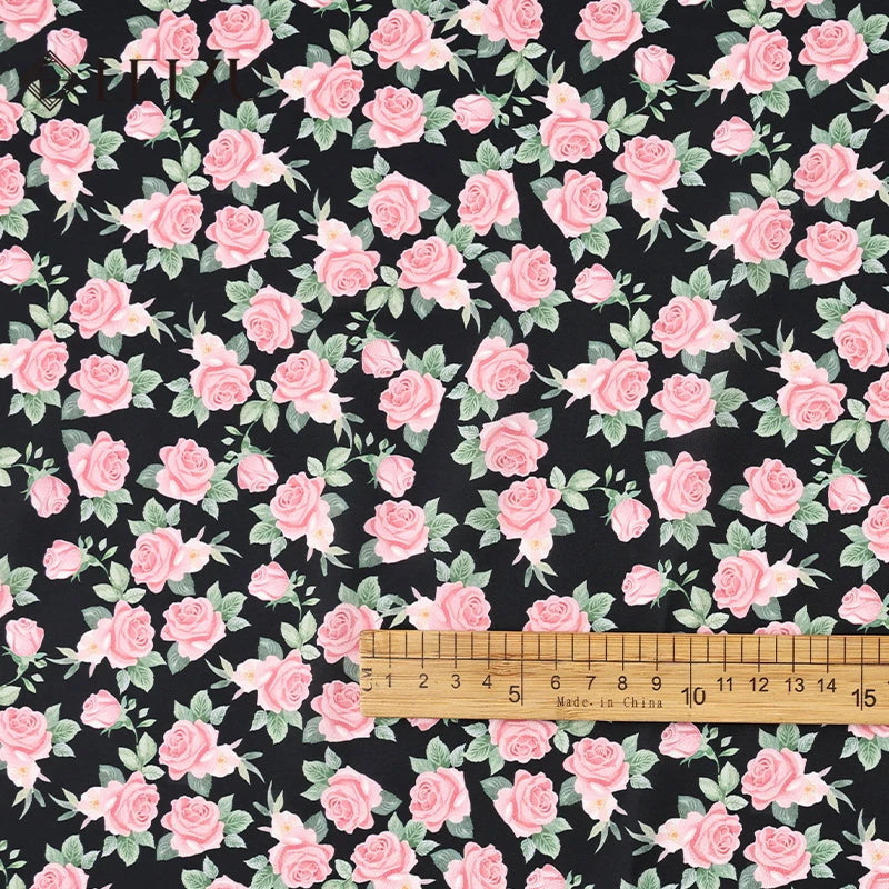 tissu mousseline polyester imprimé fleurs roses fond noir couture robe chemisier rideau diy