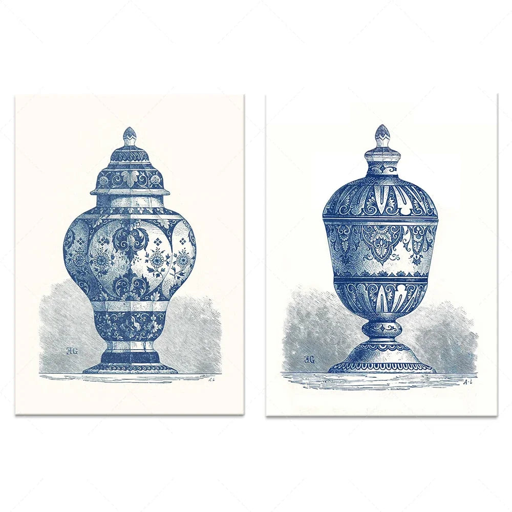 Deux images montrant des vases décoratifs en bleu et blanc avec des motifs floraux et ornementaux.
