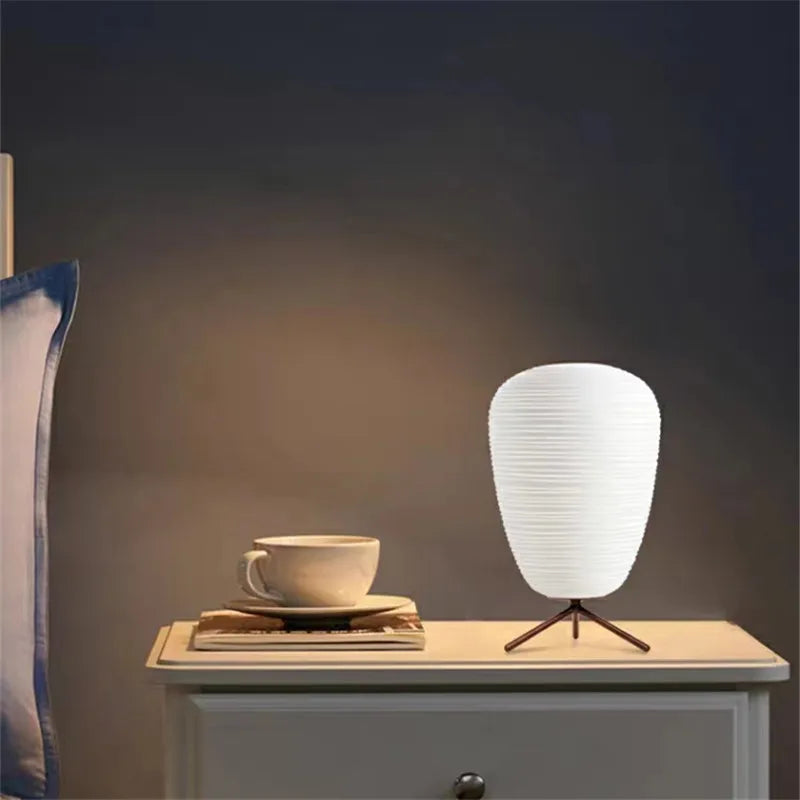 lampe table moderne verre blanc motif rayures horizontales pied bois salon intérieur