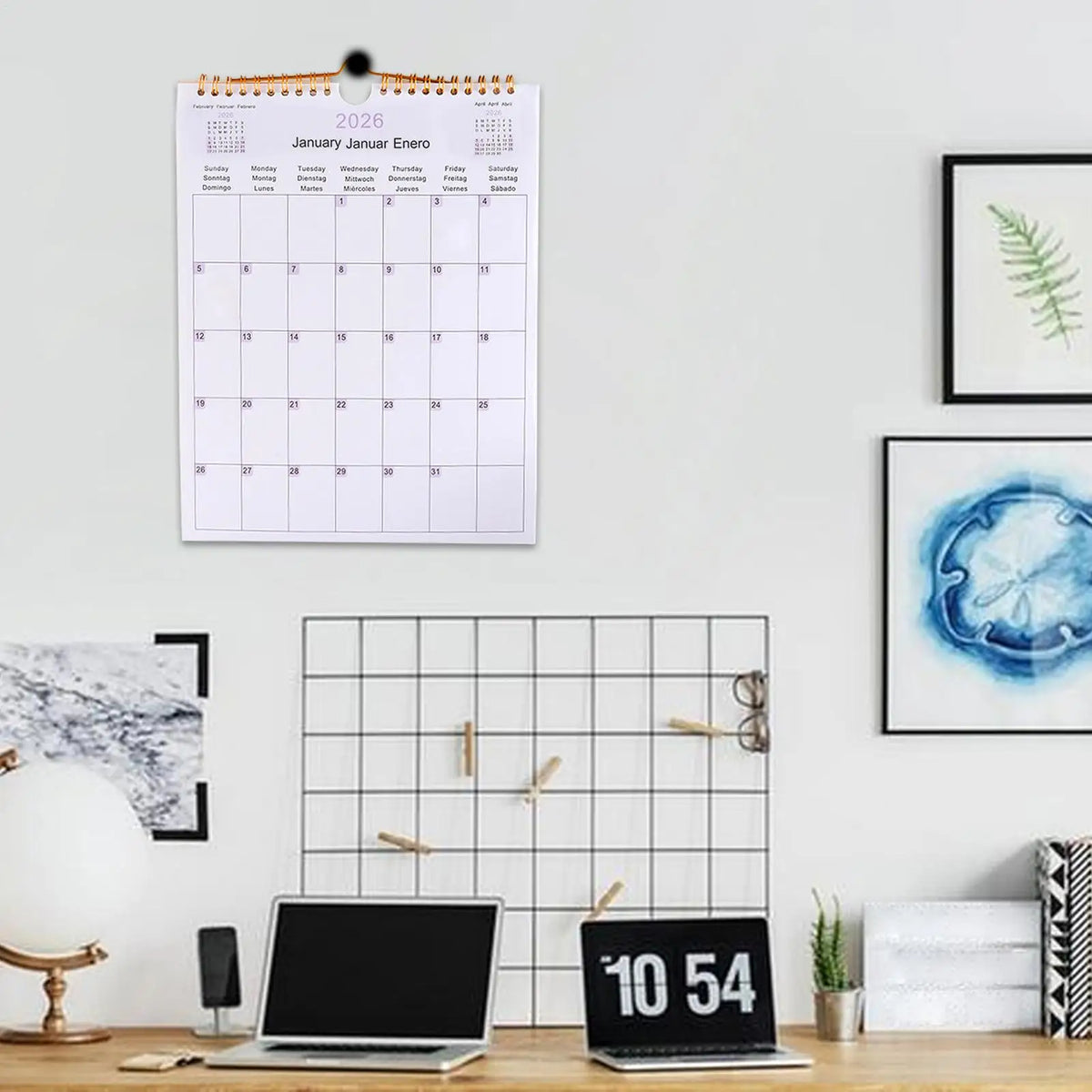 calendrier mural 2026 minimaliste blanc spirale dorée jours semaine dates mois grille planning multilingue