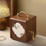 boîte bijoux bois marron foncé vintage ornements floraux poignées dorées rangement bijoux classique