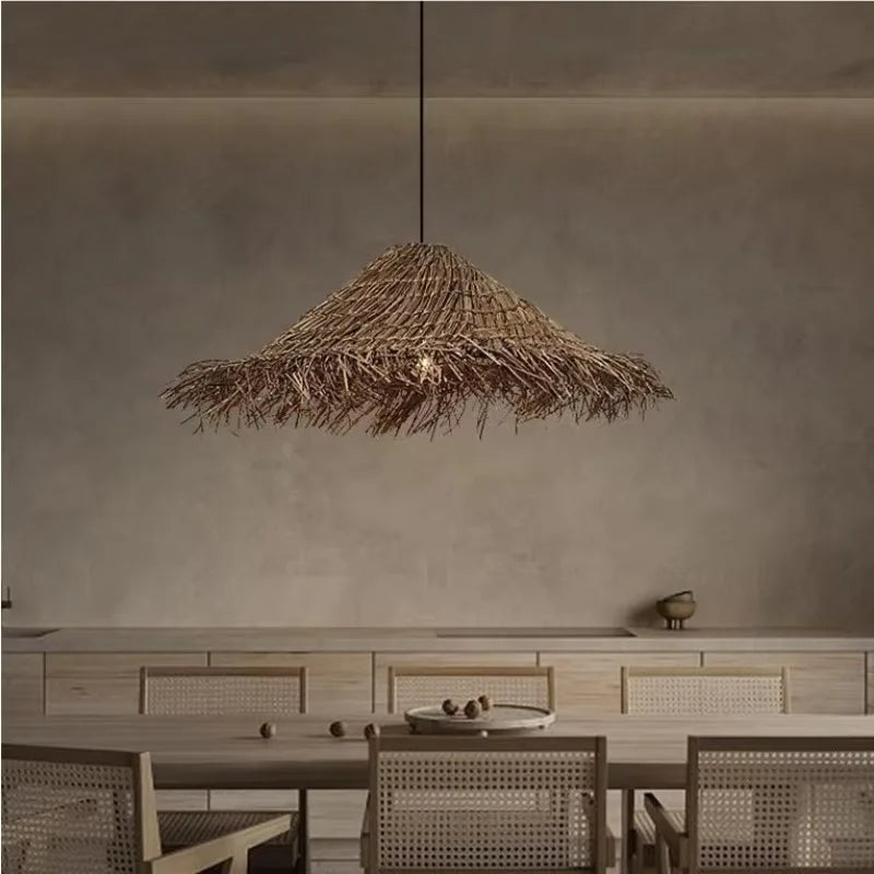 Suspension rotin tissé main dans un salon