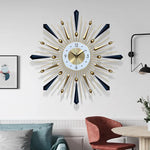 Horloge murale design noir sur mur blanc