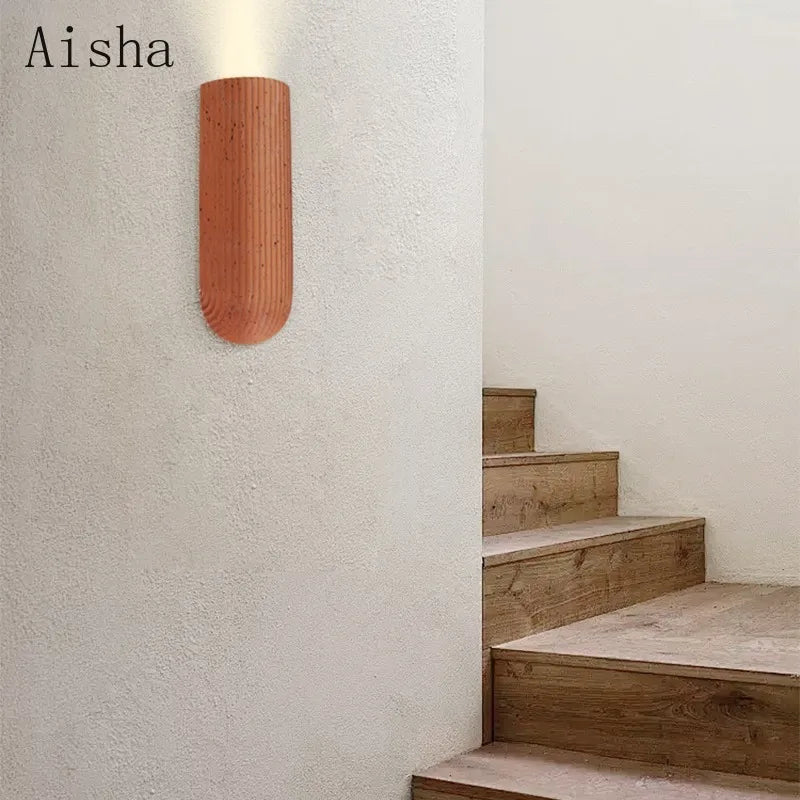 Vue de côté de l'applique murale en ciment avec éclairage LED