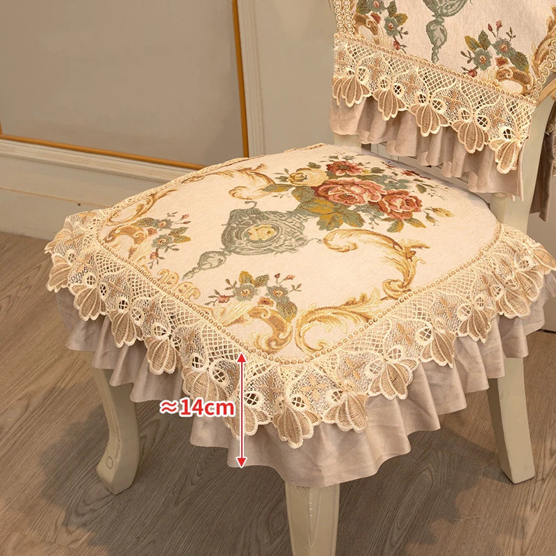 Cette chaise élégante est recouverte d'un coussin décoratif aux motifs floraux et dentelle vintage, offrant une touche de sophistication à l'ameublement.