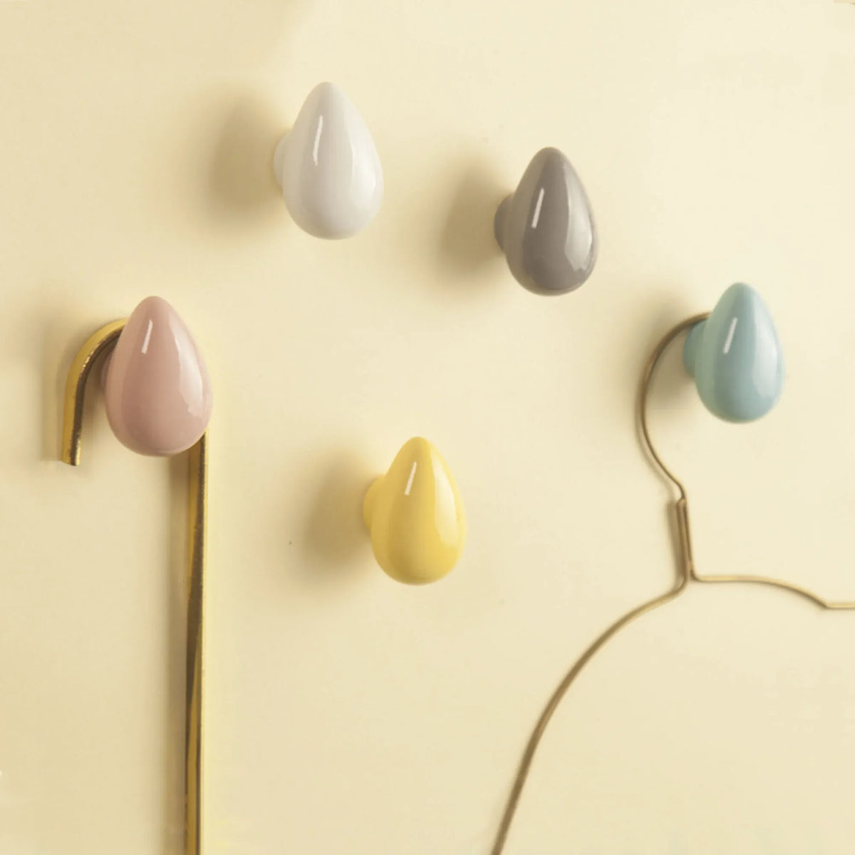 pinces linge modernes formes gouttes couleurs blanches grises roses jaunes bleues brillantes