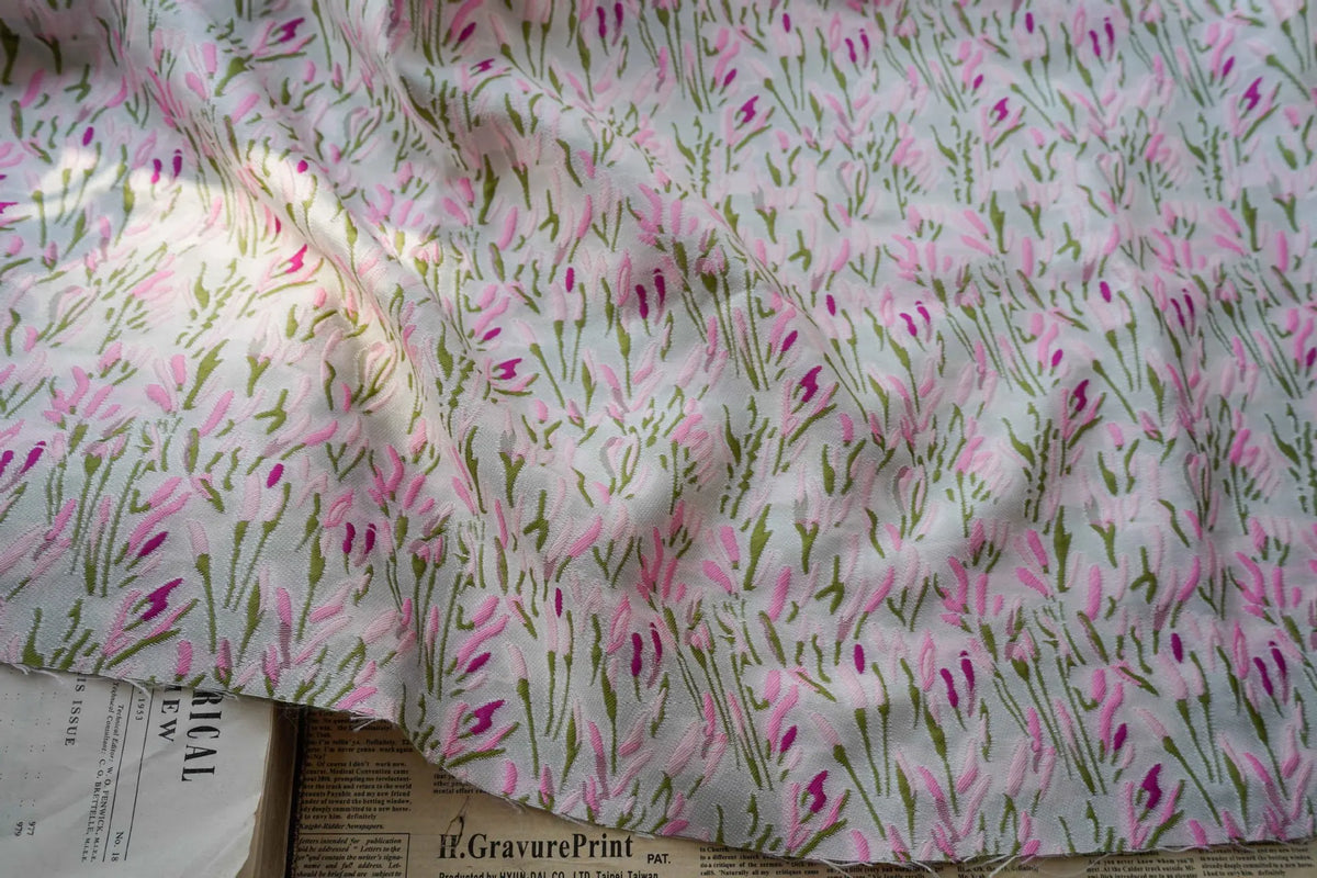 tissu polyester fleurs stylisées rose blanc imprimé protection uv largeur 150cm texture rugueuse occasionnels