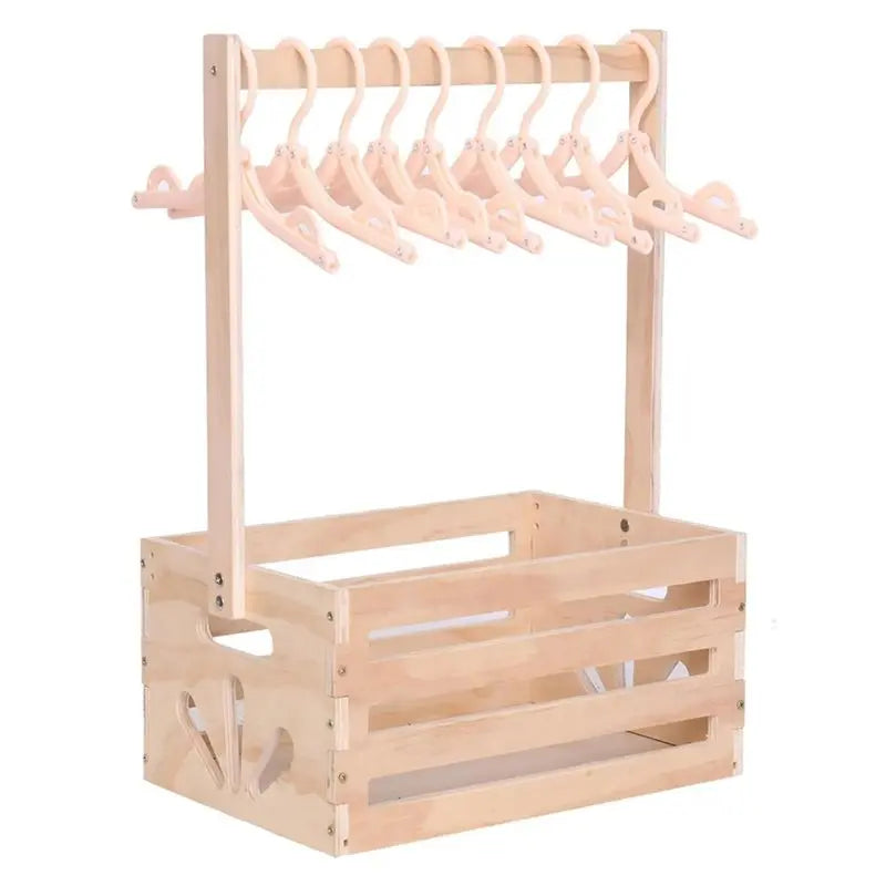 rangement vêtements enfant boîte bois texturé feuilles cintres blancs jouets peluche rustique chambre bébé