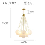 Suspension lumineuse moderne boules sphériques opaques chaînes métalliques blanc salon chambre