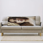 housse coussin corps entier photographie personne cheveux blondes 50x137cm polyester moderne blanc beige gris