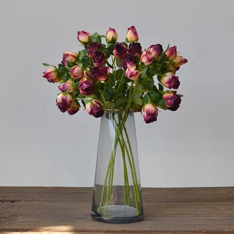décoration intérieure bouquet roses artificielles soie transparente vase moderne blanc roseclair rosefoncé table maison