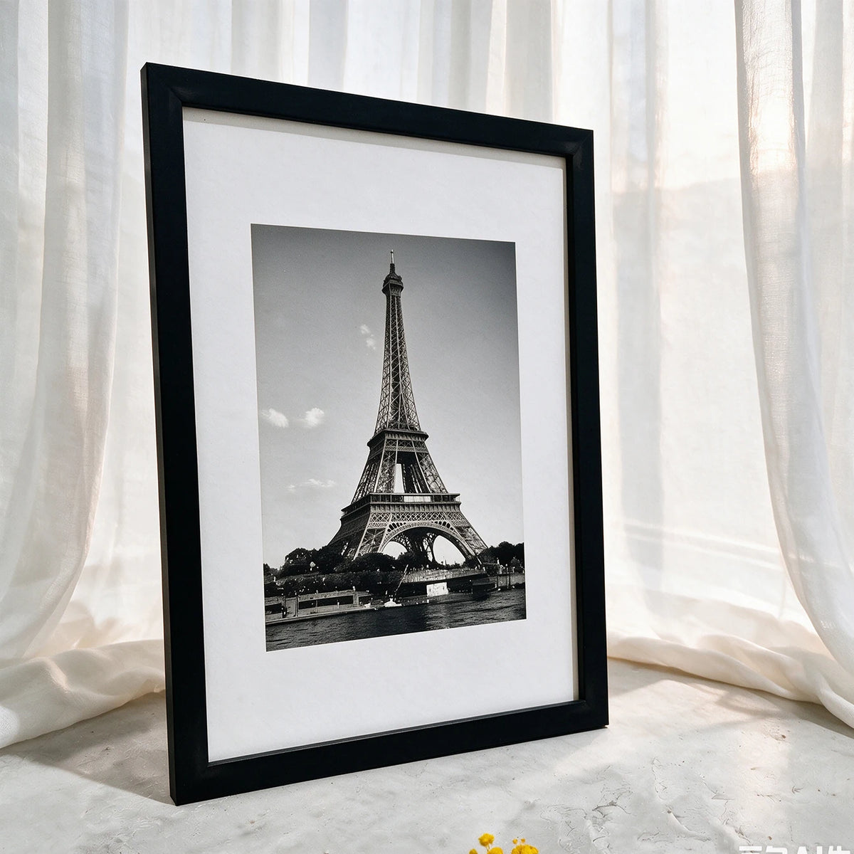 cadre photo bois noir minimaliste décoration murale table photo tour eiffel moderne maison chambre