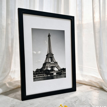 cadre photo bois noir minimaliste décoration murale table photo tour eiffel moderne maison chambre