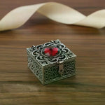 boîte bijoux or argent rouge élégante ajourée motifs floraux vintage cadenas raffiné