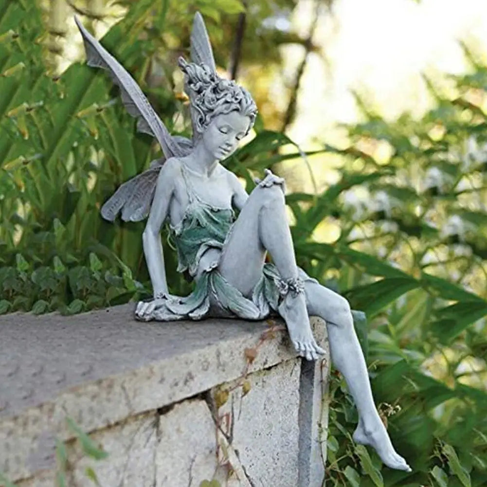 statuette fée assise bronze foncé gris clair vert pâle ailes ajourées fantaisiste jardinextérieur résistanteintempéries