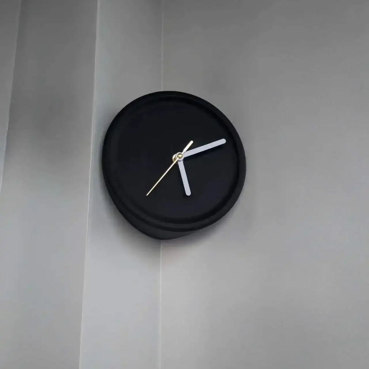 horloge murale moderne simple bleu rouge noir aiguille sans tic tac minimaliste salon