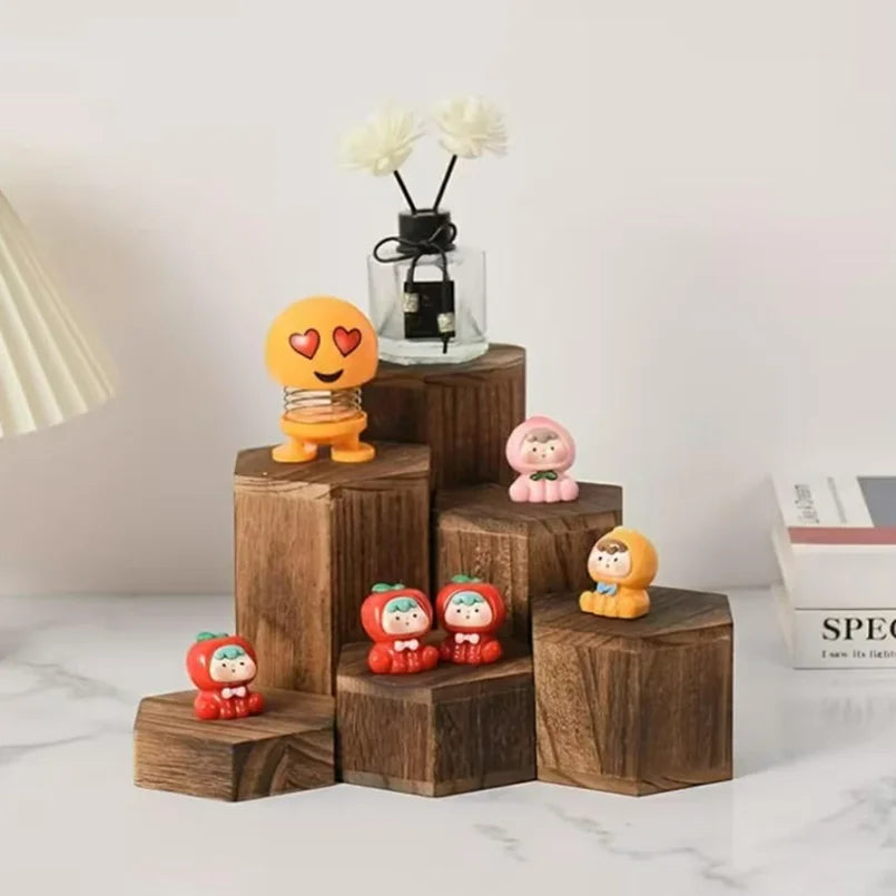 présentoir bois minimaliste étagères marron figurines fleurs artificielles deco moderne