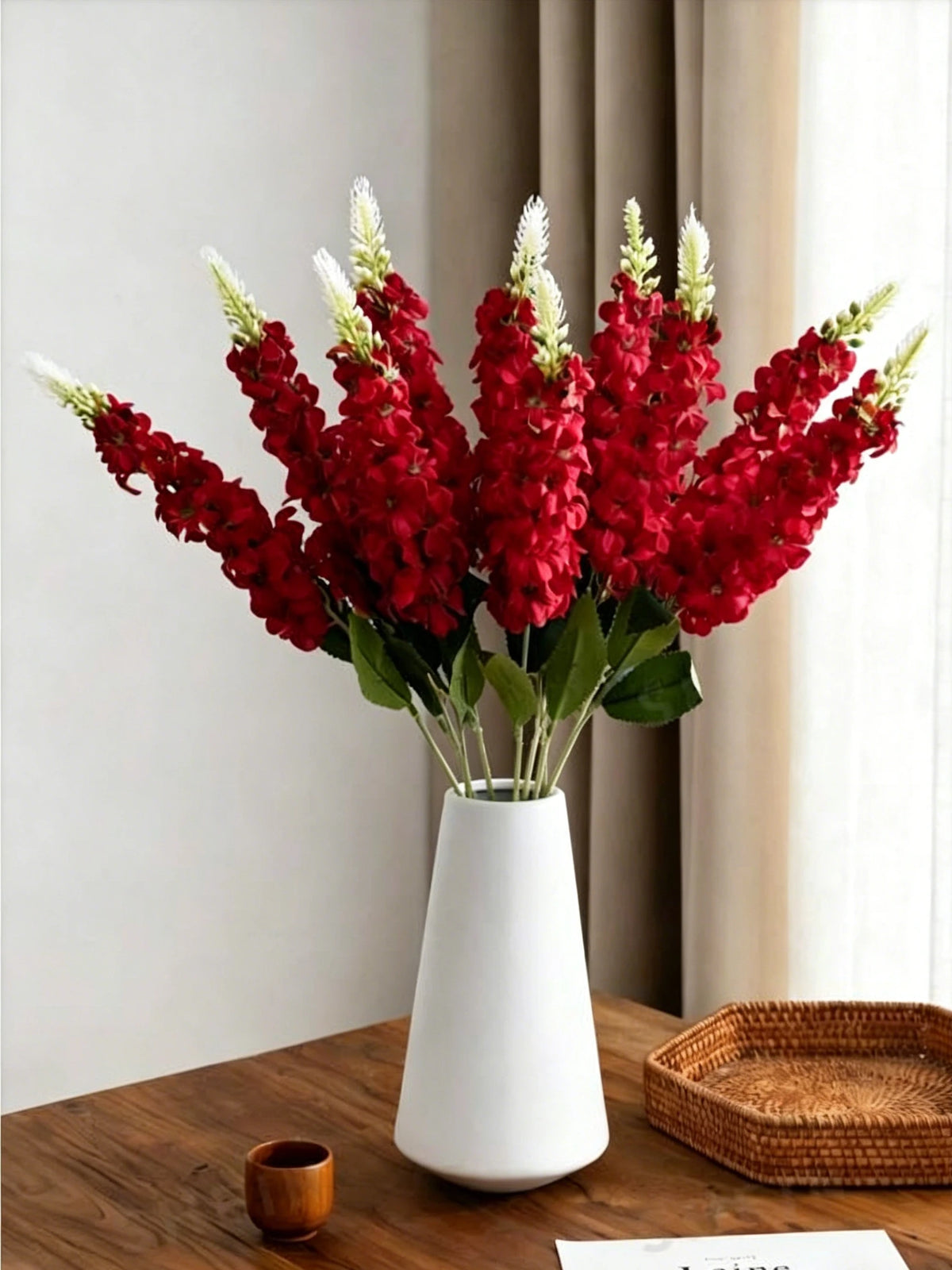décoration intérieure bouquet artificiel moderne élégant vase livres bougies anniversaire mariage baby shower