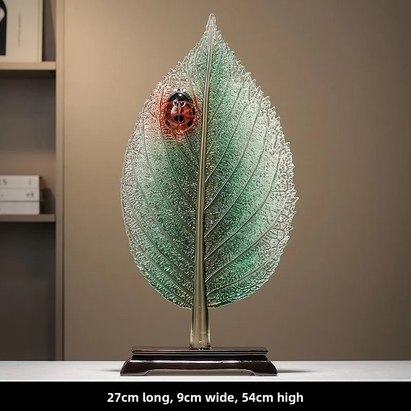 ornement résine feuille coccinelle verte rouge moderne sculpture semi translucide étagère salon decoration