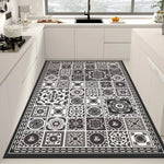 Tapis décoratif en noir et blanc avec motifs géométriques et floraux élégants, parfait pour une cuisine moderne et épurée.
