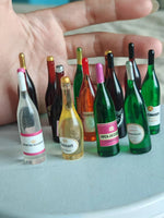 accessoires poupées miniatures bouteilles champagne étiquettes bouchons dorés vert noir rouge blanc
