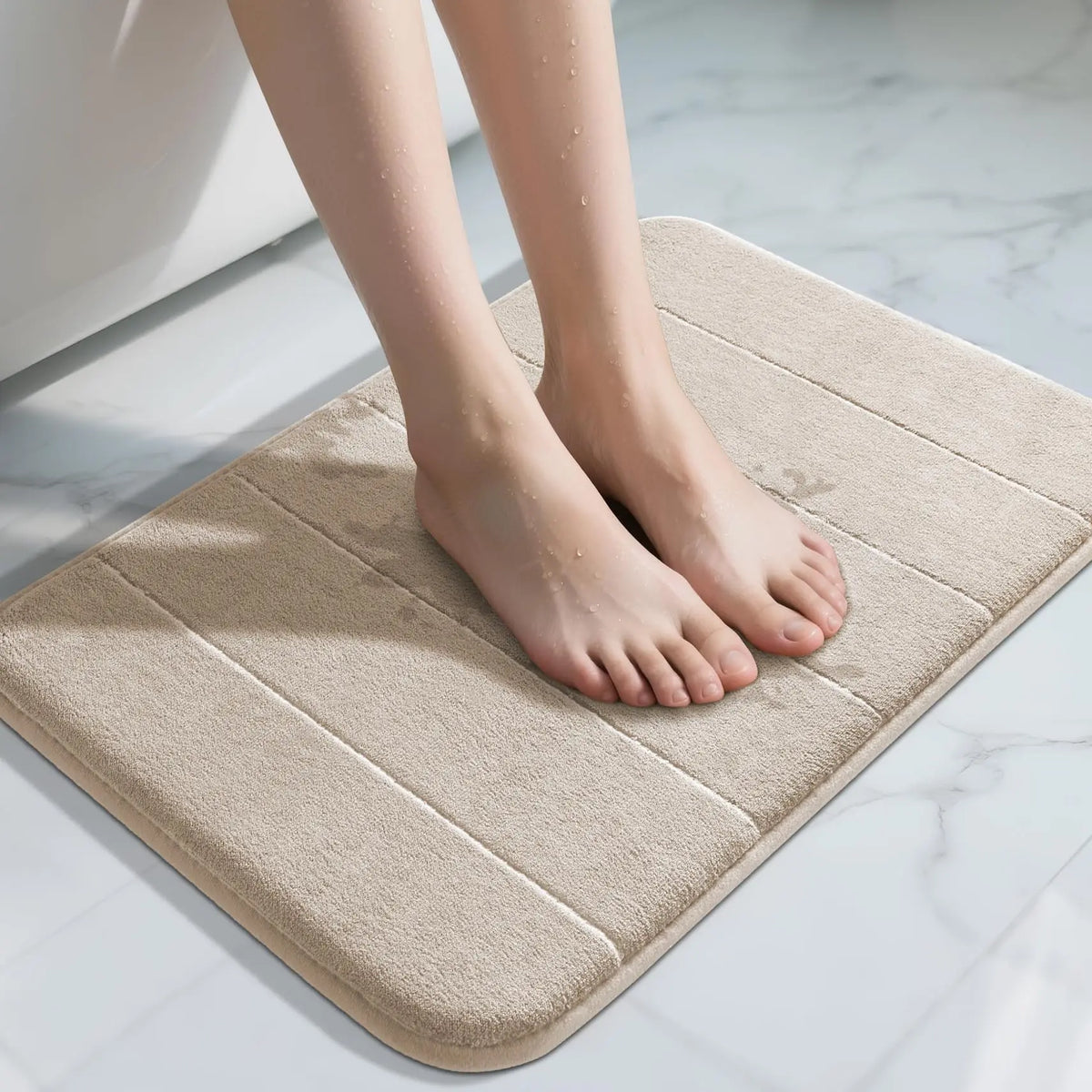 tapis bain mousse rayures beige noir doux moderne salle bain