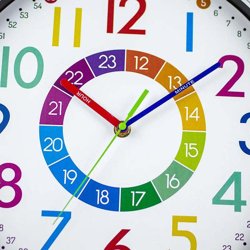horloge murale moderne enfants chiffres colorés fond blanc cadre argenté silencieuse salon chambre