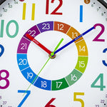 horloge murale moderne enfants chiffres colorés fond blanc cadre argenté silencieuse salon chambre