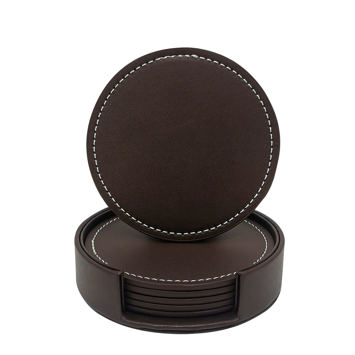 Un ensemble de sous-verres circulaires en cuir de couleur sombre, avec une couture contrastée, posés dans un support en cuir assorti.
