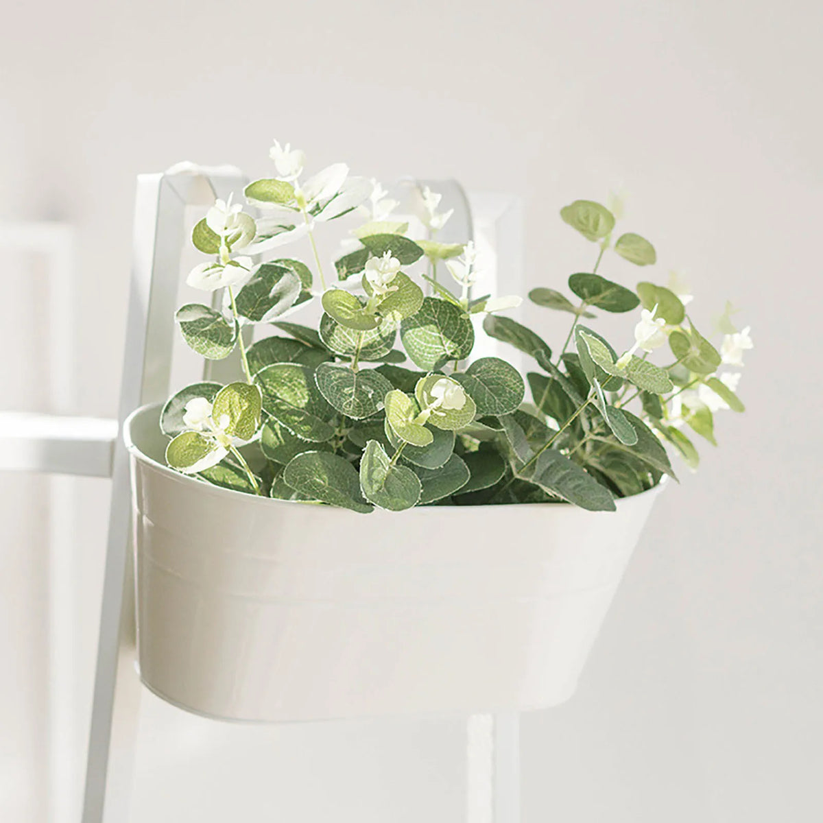 pots fleurs moderne blanc anneaux métalliques suspension mur intérieur vertical decoration plantes tray chrome