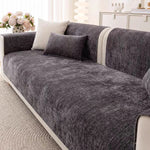 Ce canapé gris aux lignes épurées apporte une touche de sobriété et d'élégance à cet espace de vie lumineux, complété par les fleurs roses qui ajoutent une note de fraîcheur.