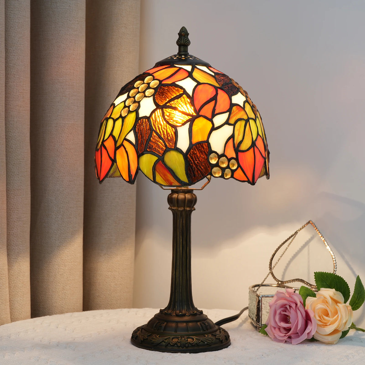 lampe table tiffany vitrail multicolore fleurs chevet décoration intérieur vintage moderne