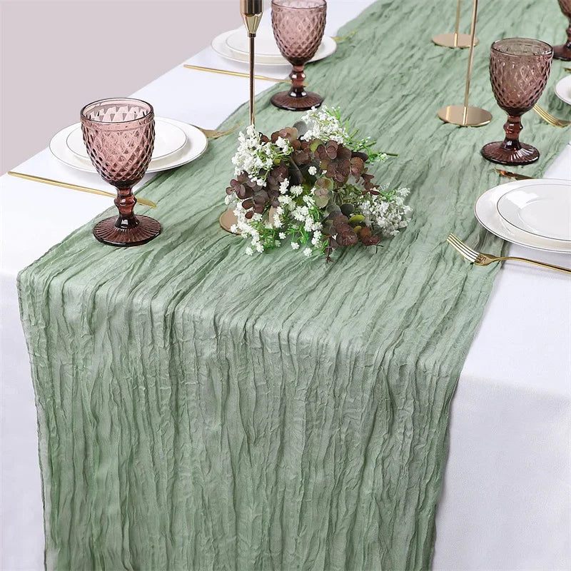 chemin table vert olive rayures horizontales classique assiettes blanches fourchettes dorées gobelets décoratifs bougies