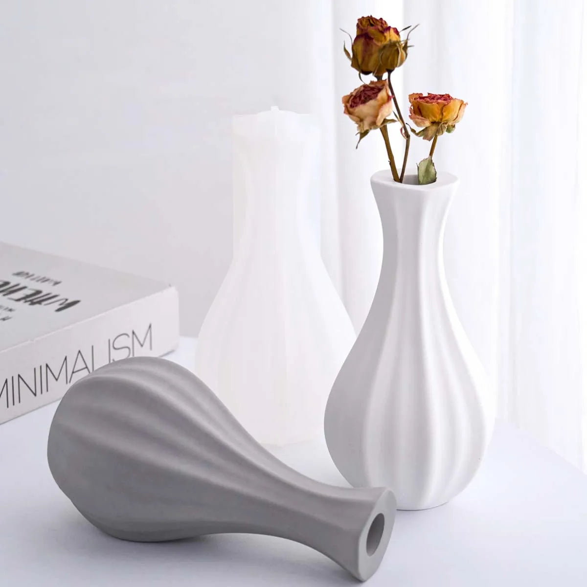 vase silicone blanc gris minimaliste texturé rayures verticales fleurs séchées plante herbes opaques