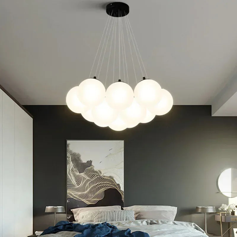 suspension lumineuse moderne blanc boules verre translucides 19 têtes fixée câbles
