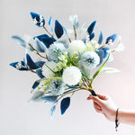 bouquet artificiel moderne fleurs boules feuilles vertes bleu blanc rouge